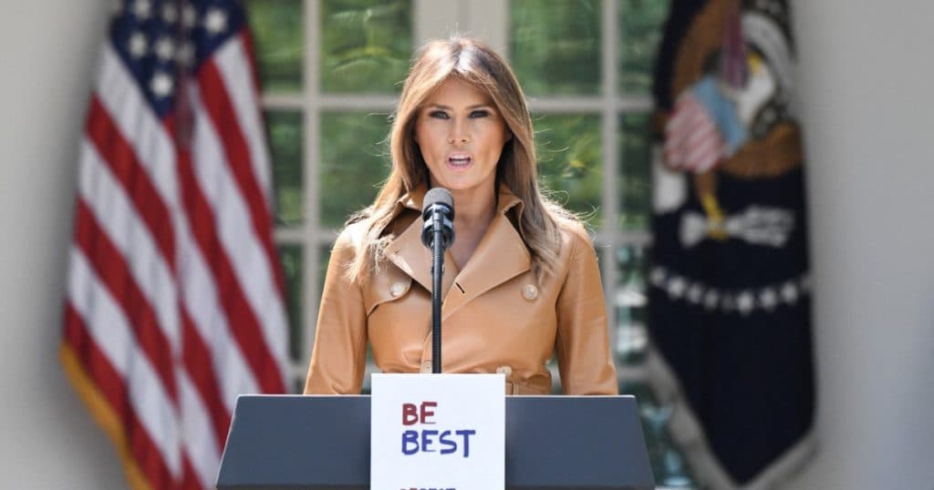 Portretul oficial al Melaniei Trump a fost publicat. Indiciile ascunse despre al doilea mandat ca primă-doamnă, surprinse în imagine.