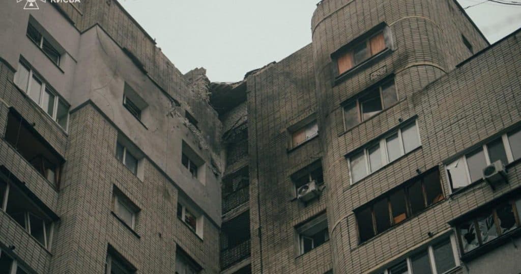 Rusia a atacat Ucraina cu zeci de drone, provocând avarii semnificative unui bloc de apartamente din Kiev.