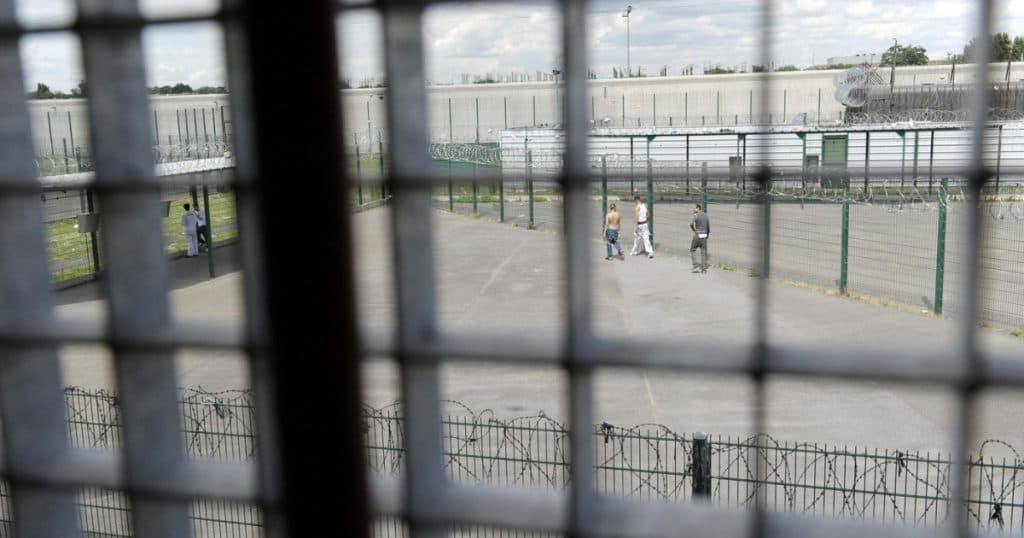 Franţa intenţionează să-i reunească pe „cei mai mari 100 de traficanţi de droguri” într-o închisoare de înaltă securitate, cu gardieni specializaţi.