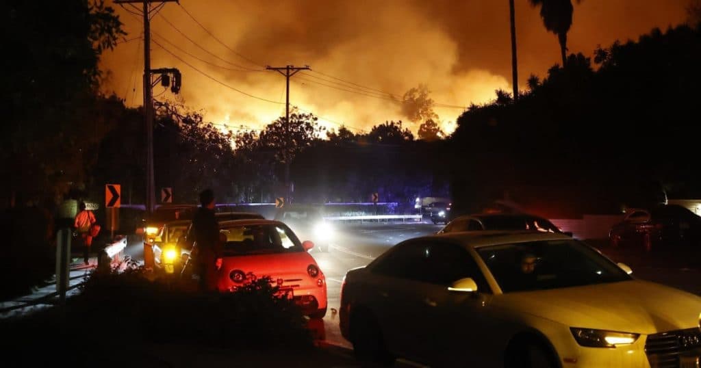 Ce sunt „vânturile diavolului”, care alimentează incendiile devastatoare din California. Imagini cu dezastrul.