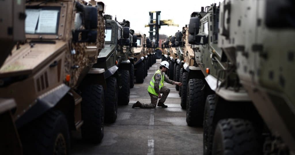 Cel mai mare exercițiu NATO din Europa de Est: sute de vehicule militare britanice, încărcate pe feriboturi și direcționate spre România