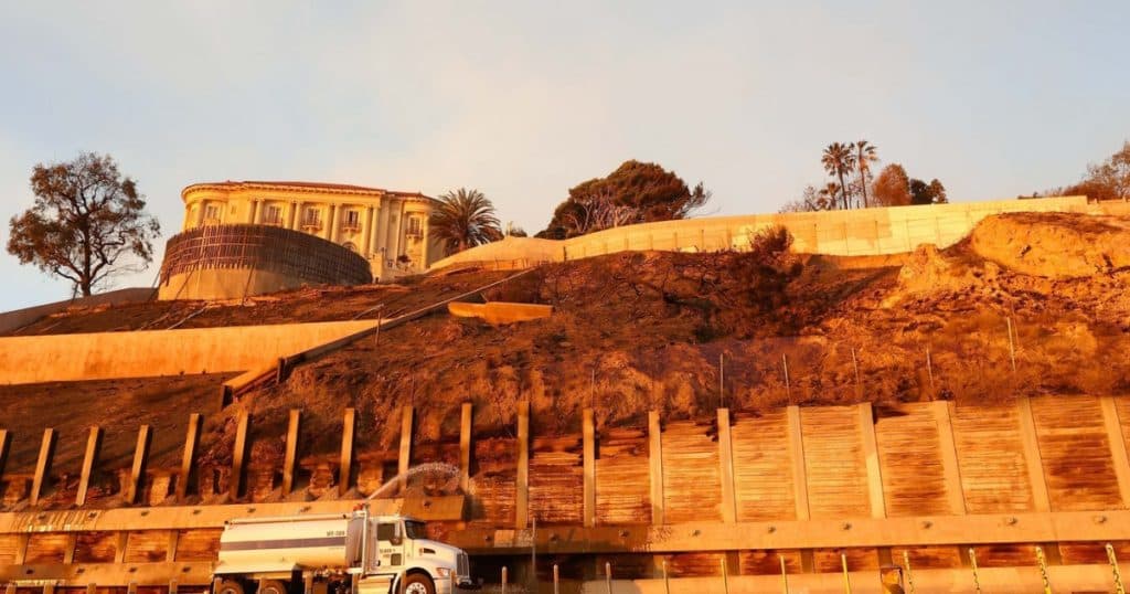 Clădirea care a rezistat incendiilor devastatoare din Los Angeles, în ciuda distrugerii totale din jurul ei