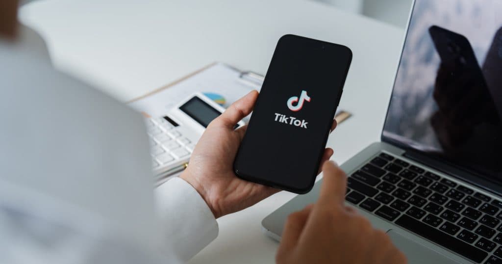 Cum au ajuns telefoanele iPhone să se vândă cu zeci de mii de euro pe eBay și legătura cu TikTok
