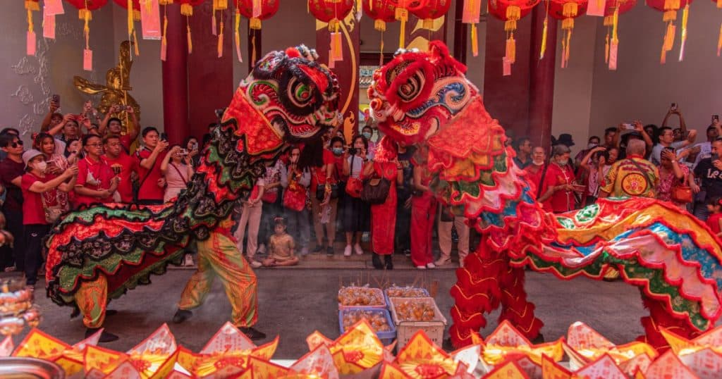 Începutul „Anului Șarpelui”: Milioane de oameni celebrează Anul Nou Chinezesc, străzile și casele fiind decorate cu simboluri ale fericirii.