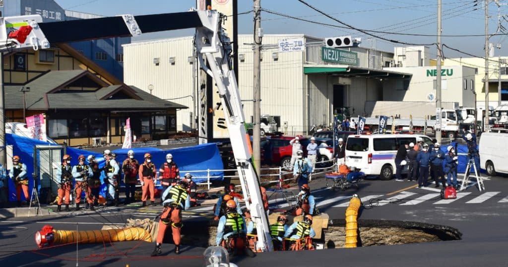 Peste un milion de japonezi, rugați să nu facă baie sau să spele rufe, pentru salvarea unui șofer căzut într-o groapă timp de trei zile