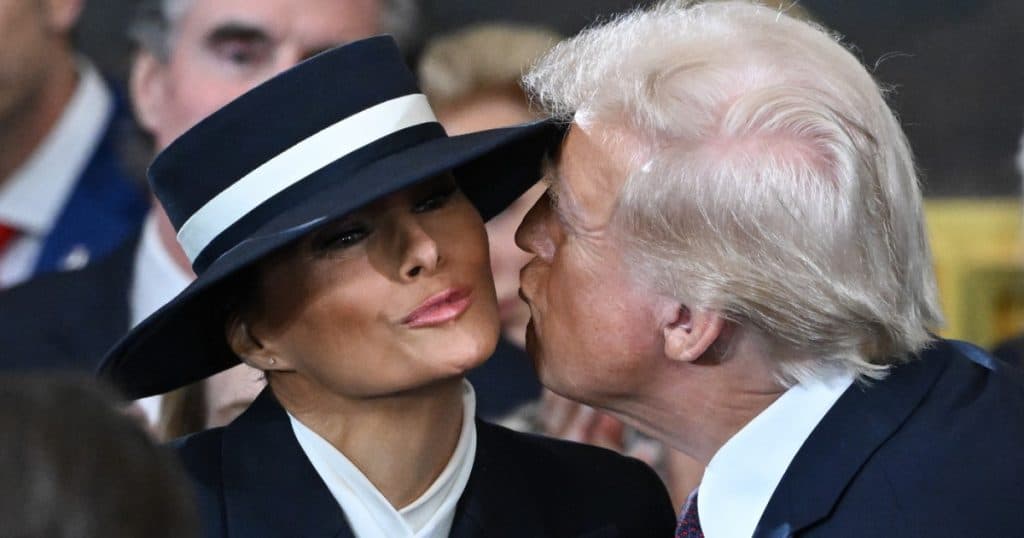 Toți ochii pe o pălărie. Ținuta doamnei Trump l-a împiedicat pe soțul recent învestit președinte să-și sărute soția.