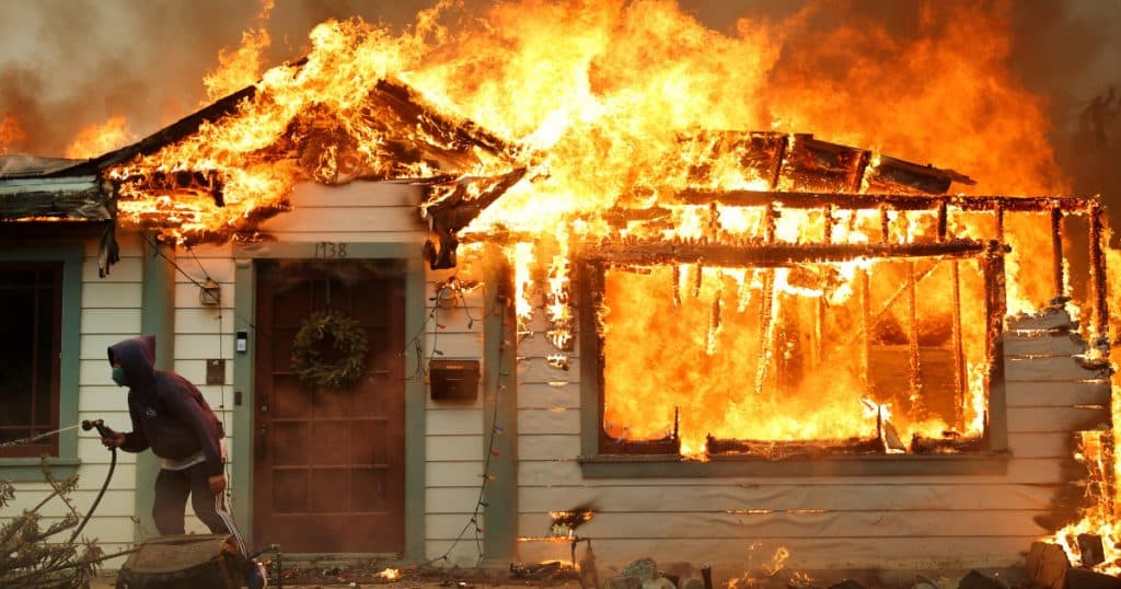 Haos pe străzile din Hollywood din cauza incendiilor devastatoare. Oamenii caută panicați un loc de refugiu: „Unde să mă duc?”