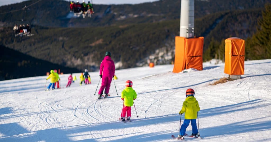 Debutează al treilea modul de cursuri pentru elevi. Care este programul vacanței de schi din februarie pentru fiecare județ din România.
