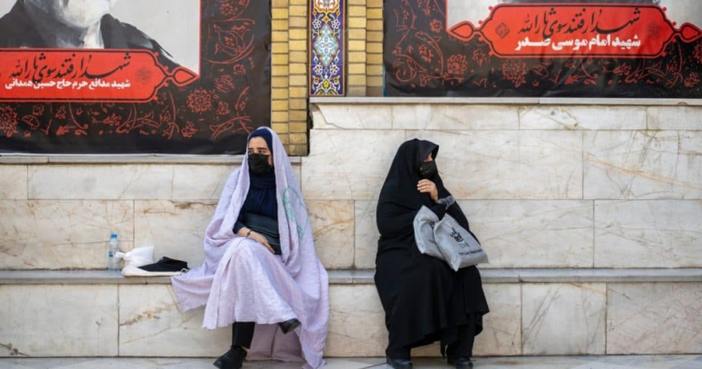 Iranul nu mai sancționează femeile care nu poartă vălul islamic în public: „Ne îndreptăm spre o direcție corectă”