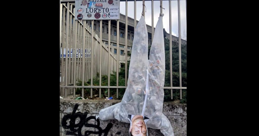 Italienii au „spânzurat” un manechin cu fața lui Elon Musk în piața din Milano, locul executării lui Benito Mussolini.