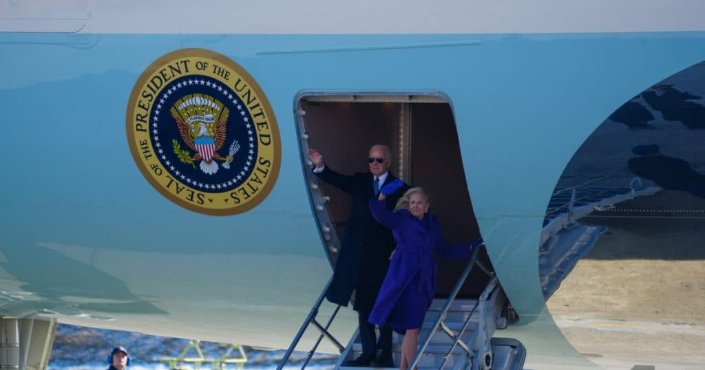 Joe și Jill Biden au urcat în avion imediat după învestirea lui Donald Trump. Care a fost destinația lor de vacanță?