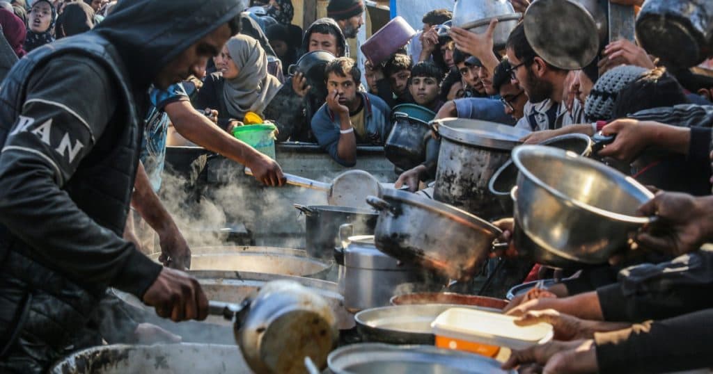 Laureați ai Premiului Nobel și World Food Programme solicită protecție alimentară pentru a preveni o criză globală a foametei.