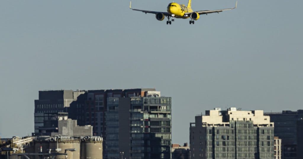Compania aeriană low cost care modifică regulile: nu poți zbura dacă ai tatuaje „ofensatoare” sau „îmbrăcăminte transparentă”