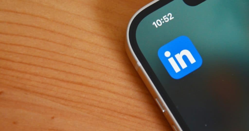 Utilizatori Premium au dat în judecată LinkedIn, acuzând dezvăluirea mesajelor lor private către terţi.