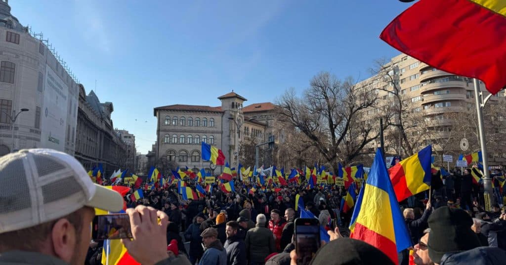 Text în direct: Protest AUR în Capitală. Manifestanții solicită demisia lui Iohannis și reluarea turului doi la alegerile prezidențiale. Jurnaliștii, agresați.