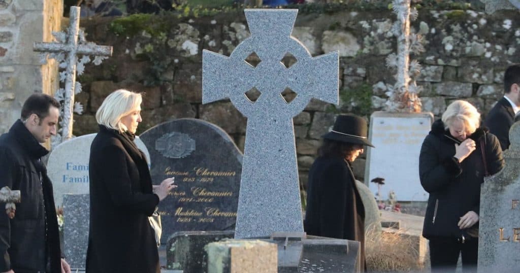 Mormântul lui Jean-Marie Le Pen, liderul francez de extremă dreapta, a fost vandalizat.