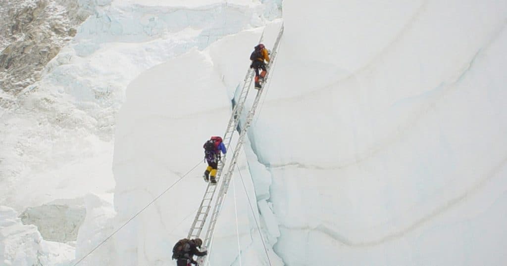Nepal crește tarifele pentru permisele alpiniștilor. Care este prețul unei ascensiuni pe Everest, „cel mai înalt depozit de gunoi din lume”?
