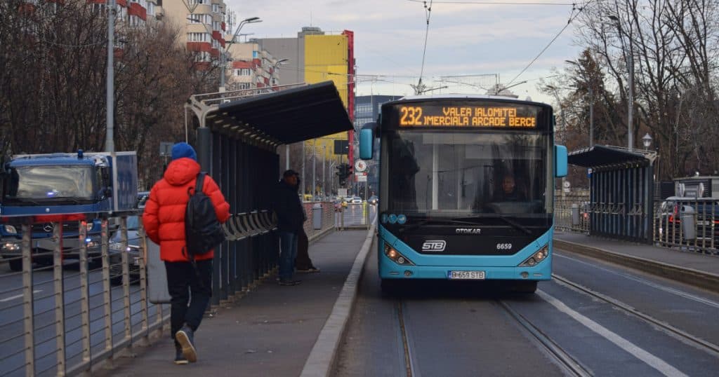 Nouă măsură pentru îmbunătățirea traficului: Cinci linii de autobuz vor circula pe calea de tramvai. Informații esențiale pentru bucureșteni.