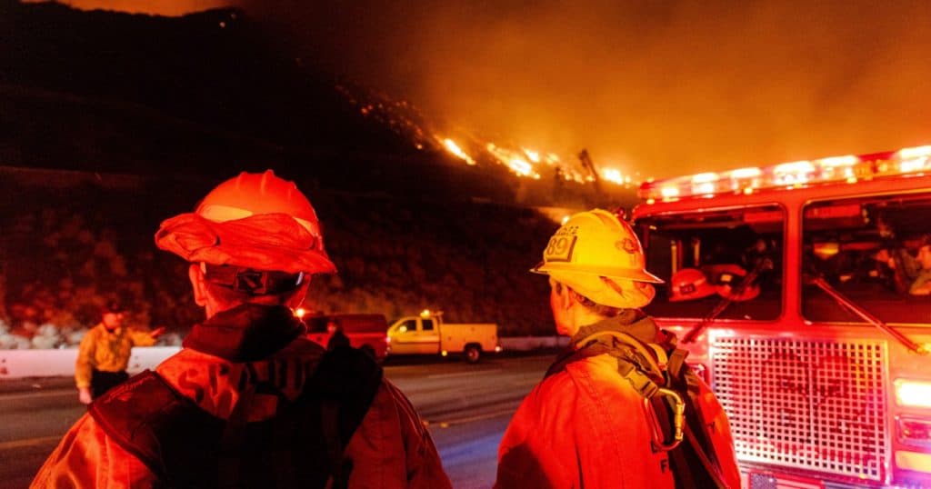 „Nu mai reușeam să extragem niciun strop.” Pompierii din Los Angeles povestesc despre confruntarea cu incendiile devastatoare în contextul unei crize de apă.