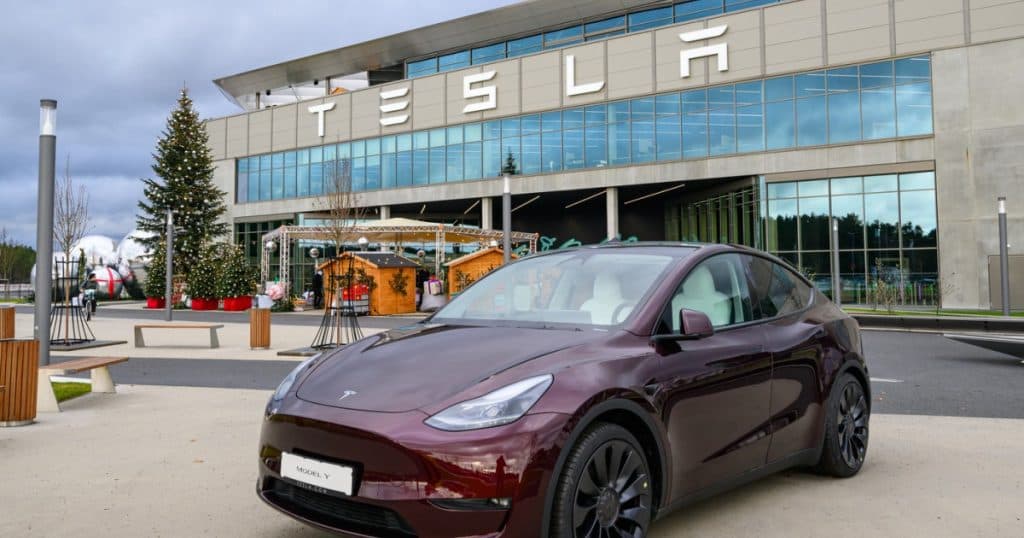 Peste 2,6 milioane de vehicule Tesla sunt investigate pentru accidente cauzate de funcția de conducere la distanță.