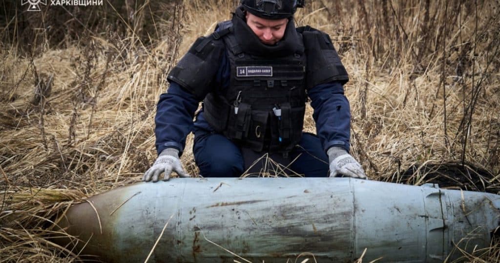 O bombă rusească FAB-500 neexplodată a fost neutralizată în Harkov. Perspective asupra uneia dintre cele mai periculoase meserii din lume.