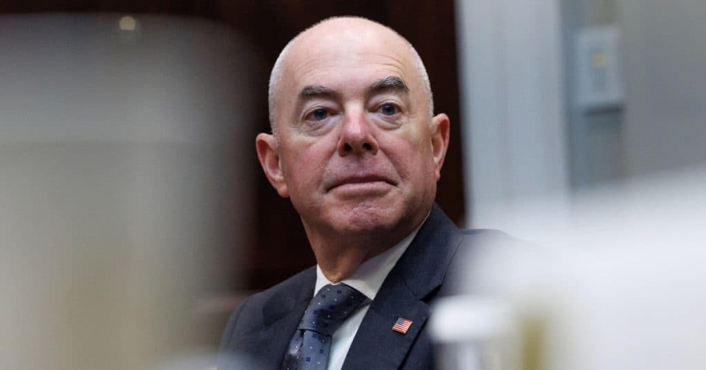 Oficialul american care anunță eliminarea vizelor pentru România este fiul unei românce. Istoria lui Alejandro Mayorkas