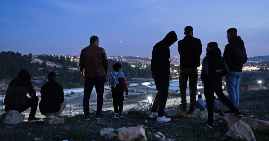 Palestinienii așteaptă eliberarea prizonierilor de către Israel. Sute de oameni s-au adunat pe un deal de unde pot observa închisoarea Ofer.