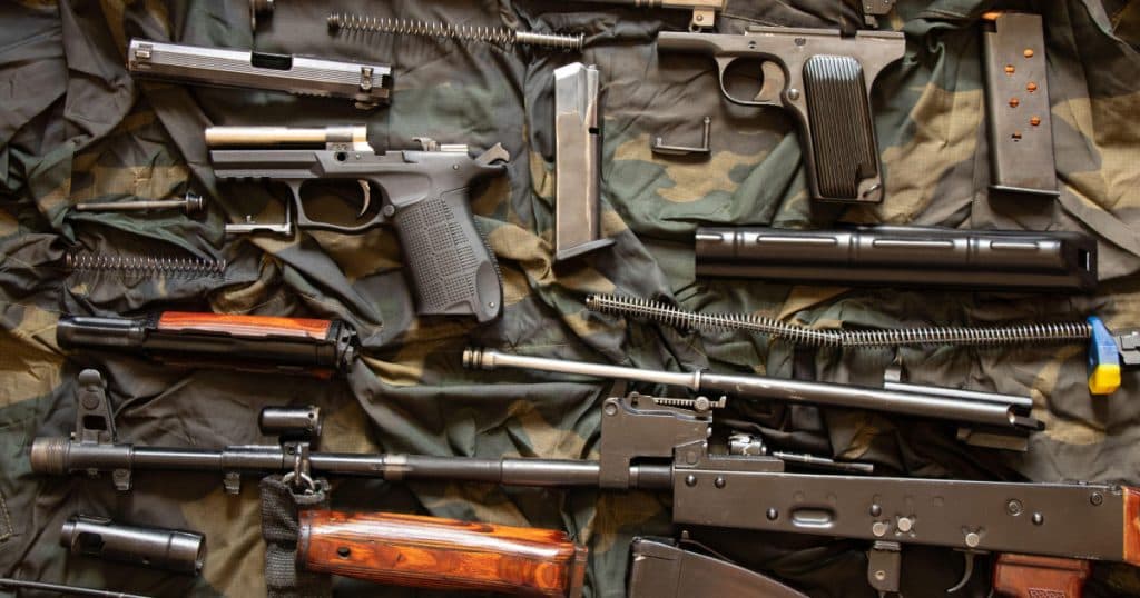 Mai mult de 1000 de percheziții în Ucraina în cadrul unei anchete legate de traficul de arme și muniții