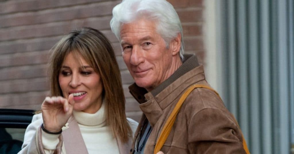 Richard Gere afirmă că se simte „mai fericit ca niciodată” după ce a lăsat în urmă SUA și s-a stabilit cu soția și copiii într-o țară europeană.