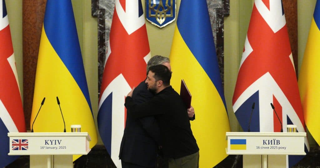 Rusia a atacat Kievul în timpul vizitei premierului britanic, care a semnat un parteneriat de securitate pe o sută de ani.