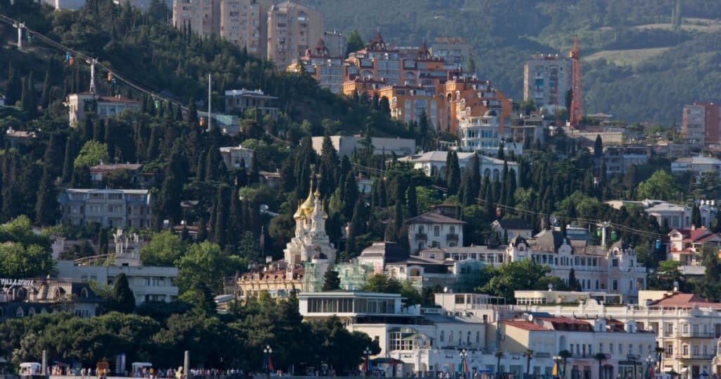 Rusia anunță câștiguri de miliarde din comercializarea proprietăților ucrainene din Crimeea, printre care se află și apartamentul lui Zelenski din Ialta.