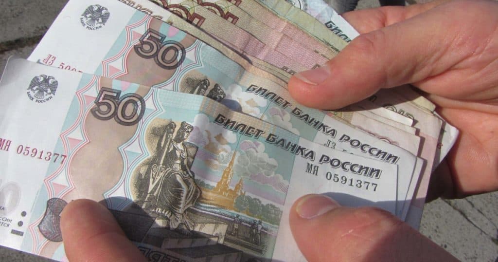 Rușii solicită împrumuturi cu o dobândă anuală de 300%, conform raportărilor din presa rusă.