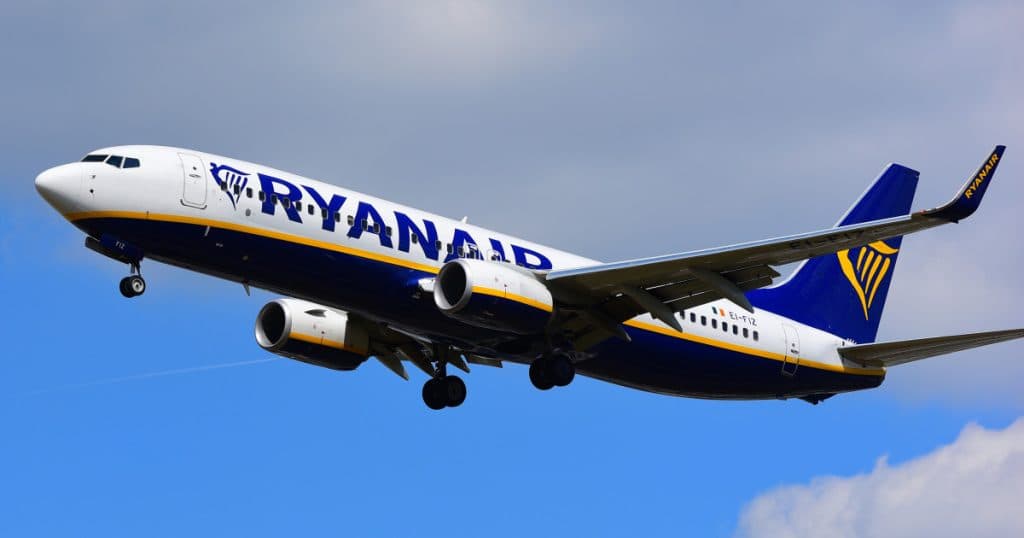 Ryanair acționează în instanță un pasager recalcitrant care a dus la o aterizare de urgență. Ce despăgubiri cere