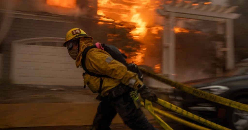Cercetătorii afirmă că schimbările climatice au amplificat incendiile devastatoare din Los Angeles, soldate cu cel puțin 29 de victime.