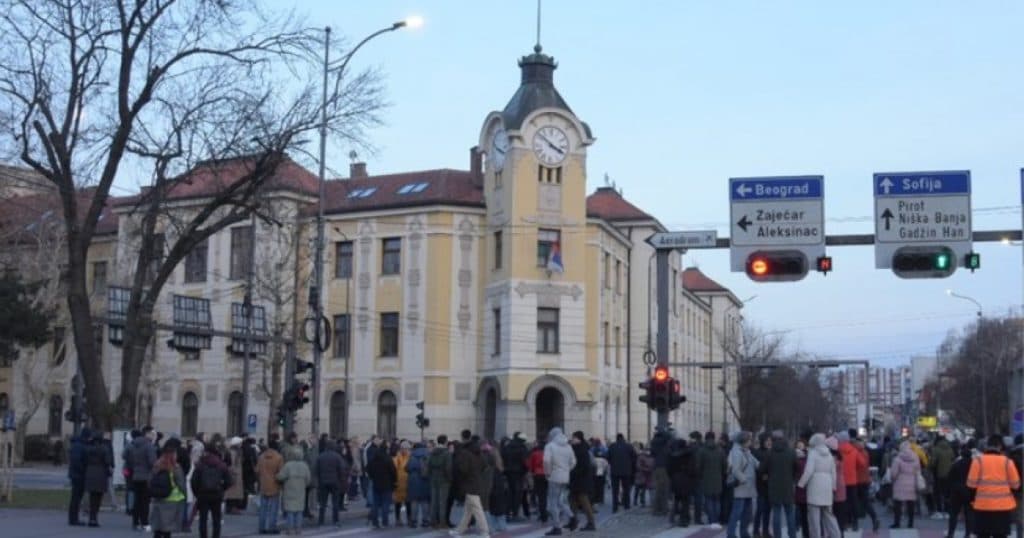 Studentă accidentată de un automobil în timpul unui protest la Belgrad. A fost trasă zeci de metri pe acoperișul mașinii.