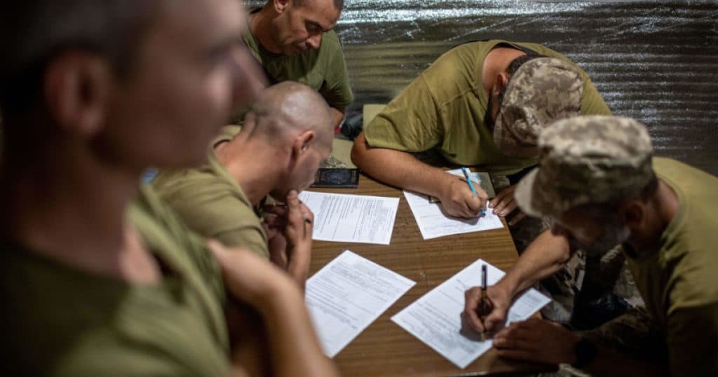 Sute de percheziții în Ucraina destinate rețelelor care facilitează fuga bărbaților ucraineni din țară pentru a evita serviciul militar.