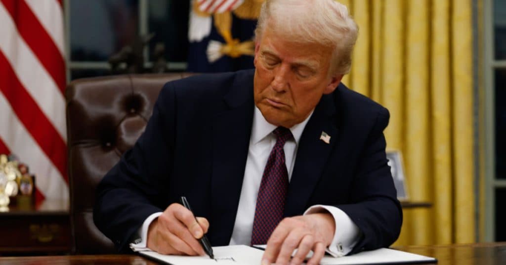Tarifele impuse de Trump ar putea majora costurile pentru tehnologii destinate laptopurilor, smartphone-urilor și inteligenței artificiale în SUA.