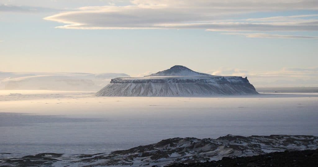 Topirea gheții din Antarctica ar putea duce la erupția a peste 100 de vulcani ascunși sub calota de gheață