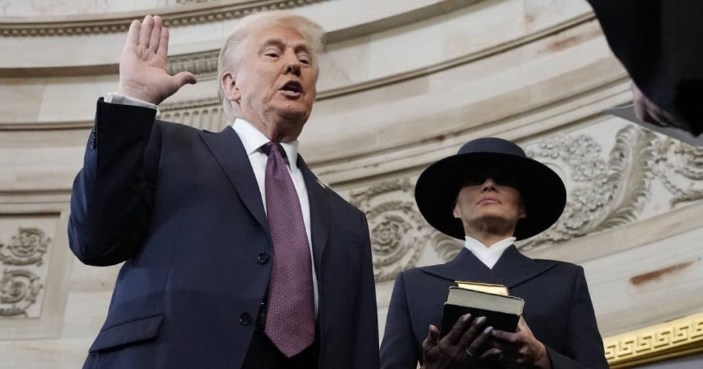 Trump a depus jurământul fără a atinge Biblia. Ce consideră experții despre implicațiile acestui act.