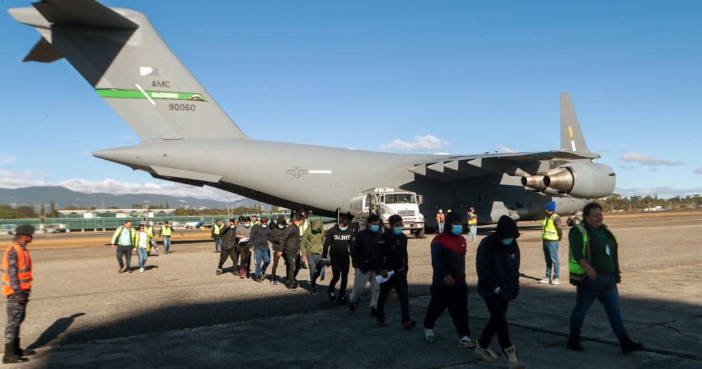 Trump suspendă sancțiunile impuse Columbiei, după ce guvernul din Bogota a consimțit la repatrierea imigranților ilegali.