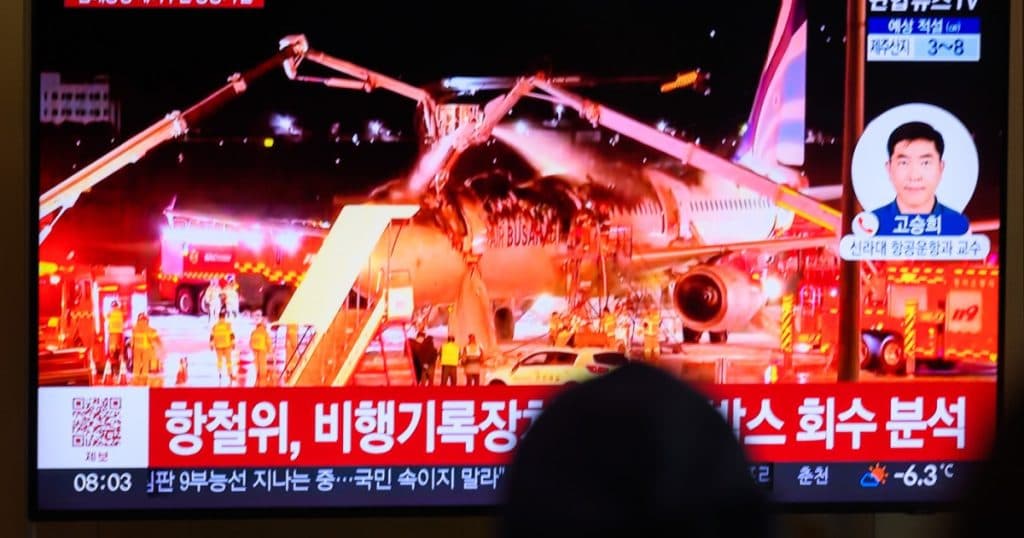 Un avion cu 176 de pasageri la bord a fost cuprins de flăcări pe un aeroport din Coreea de Sud.