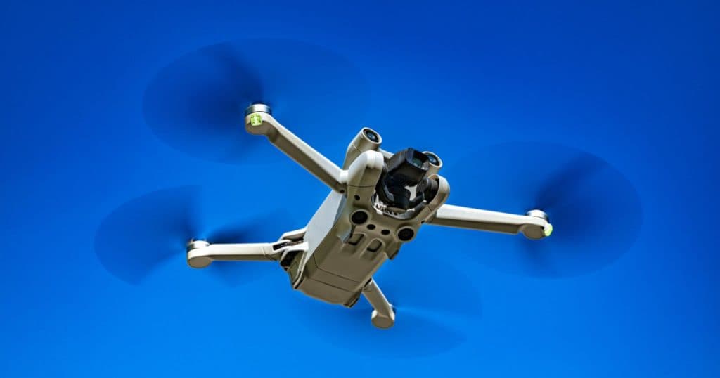 Un bărbat a fost condamnat pentru pilotarea unei drone sub influența alcoolului. Statul din UE care a realizat această premieră.