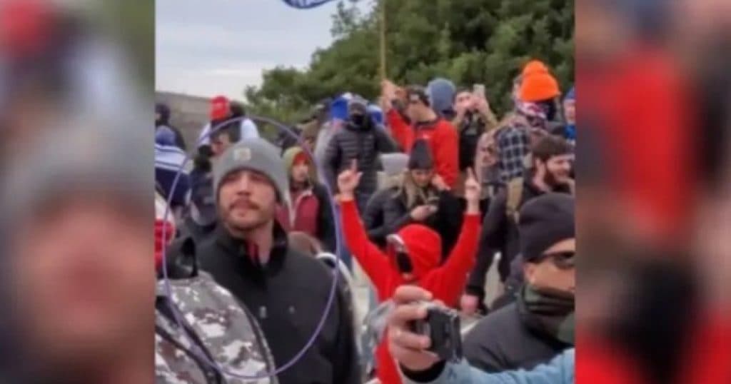 Un bărbat implicat în asaltul de la Capitoliu a fost ucis de un polițist, la câteva zile după ce a primit grațiere din partea lui Trump.