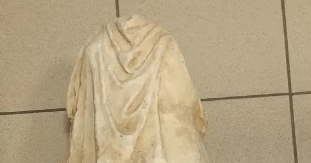 Un bărbat din Salonic a descoperit o statuie antică de 2.000 de ani aruncată la gunoi.