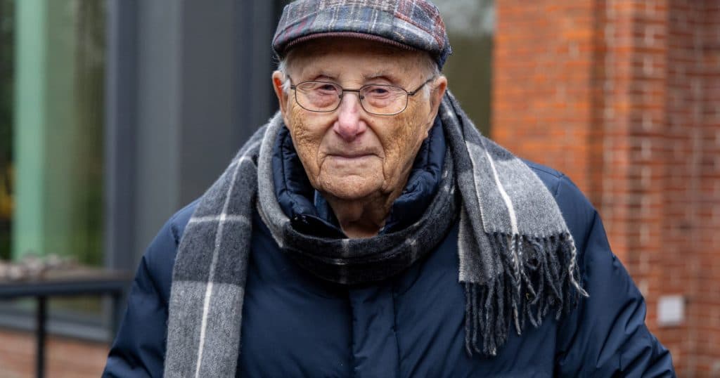 Un supraviețuitor de la Auschwitz va restitui distincția primită din partea Germaniei, ca urmare a moțiunii anti-imigrație adoptate cu sprijinul AfD.
