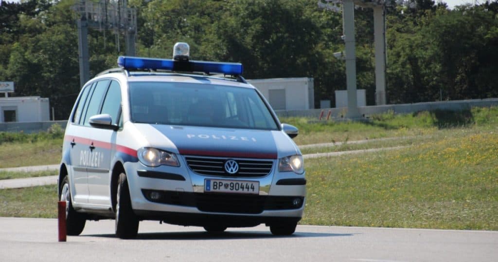 Urmărire de tip cinematic pe străzile din Austria, cu viteze de până la 250 km/h. Cinci persoane rănite, dintre care doi polițiști.