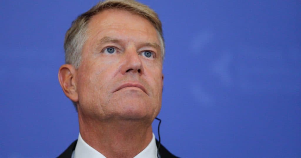 AUR și POT adună semnături pentru suspendarea lui Iohannis. Care este procedura și cum sunt realizate calculele.