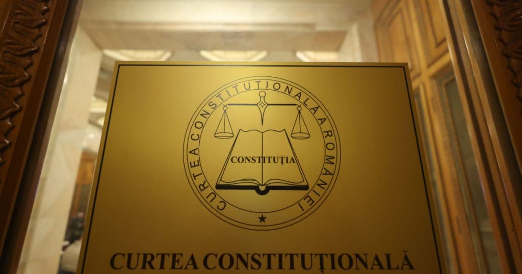 Avocații lui Călin Georgescu, sprijiniți de AUR, depun la CCR cererea de revizuire a anulării alegerilor.