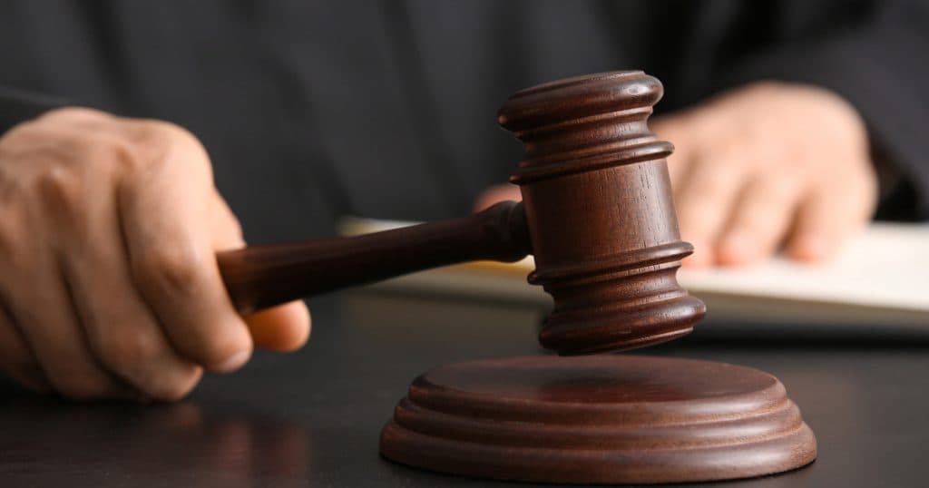 Badantă româncă, condamnată la închisoare după ce a obținut un testament fals de la bărbatul pe care l-a îngrijit.