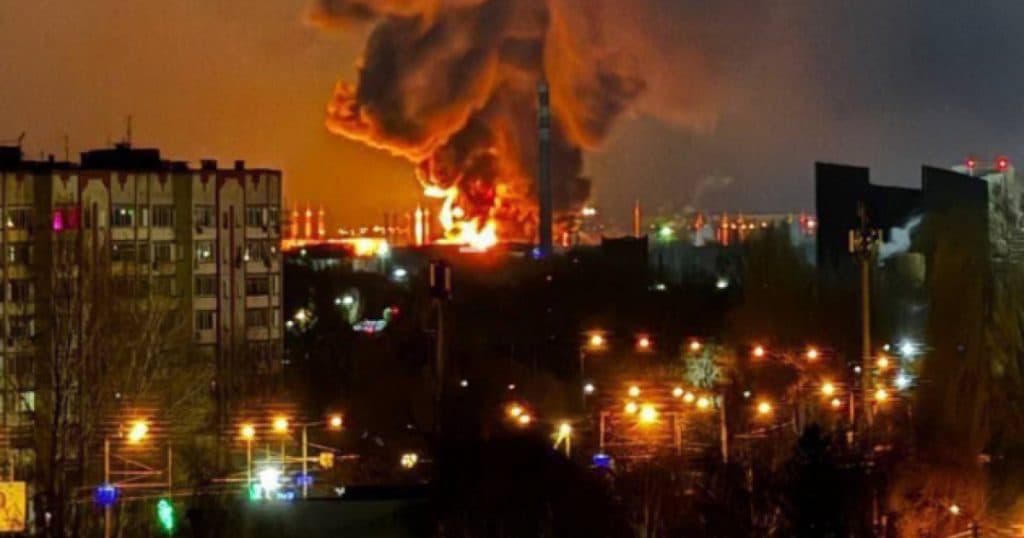 Depozitele de combustibil ale aeroportului din Engels, regiunea Saratov, ard în urma unui atac cu drone ucrainene.